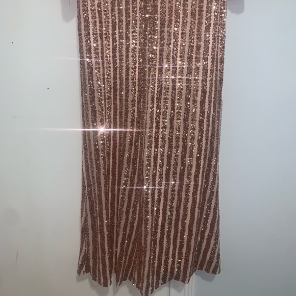 Selling this beautiful gold dress. Size 18 worn once - Picture 2 of 7